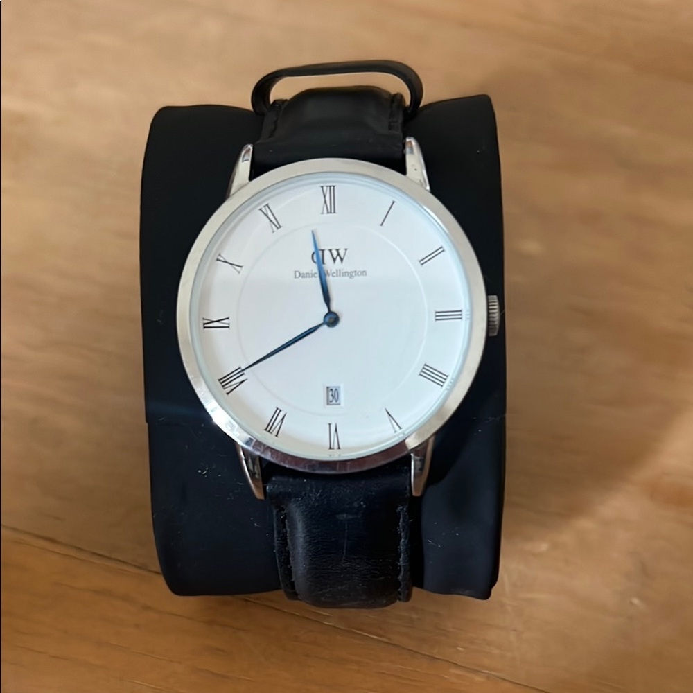 Daniel Wellington Black and Silver Women's Watch